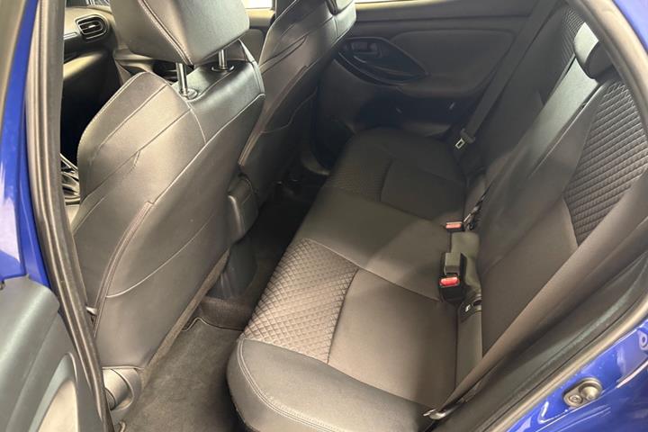 Blå Toyota Yaris fra 2020