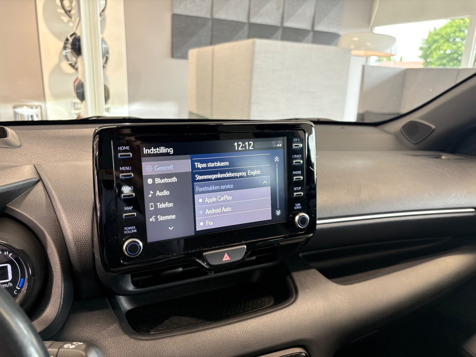Blå Toyota Yaris fra 2020