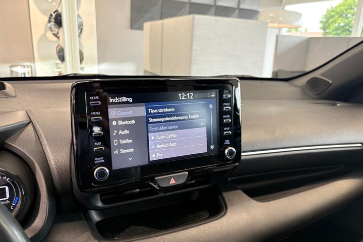 Blå Toyota Yaris fra 2020