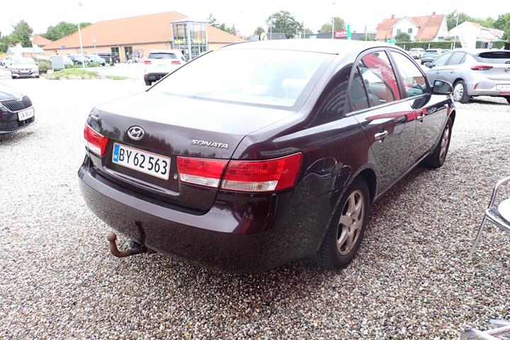 Grå Hyundai Sonata fra 2005