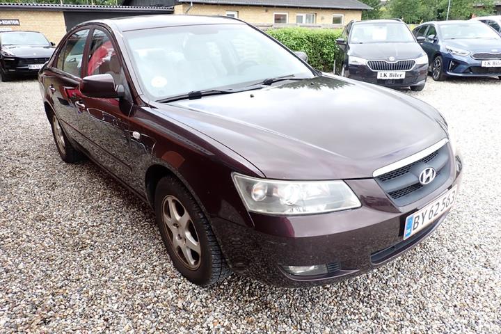 Grå Hyundai Sonata fra 2005