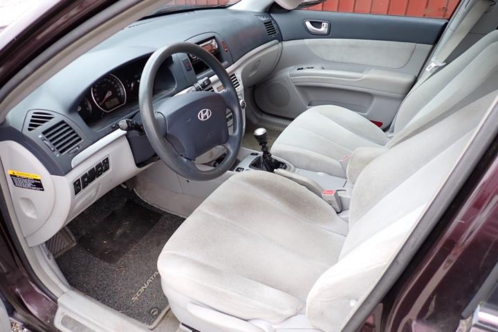Grå Hyundai Sonata fra 2005