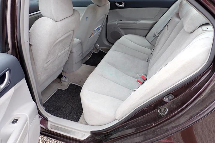 Grå Hyundai Sonata fra 2005
