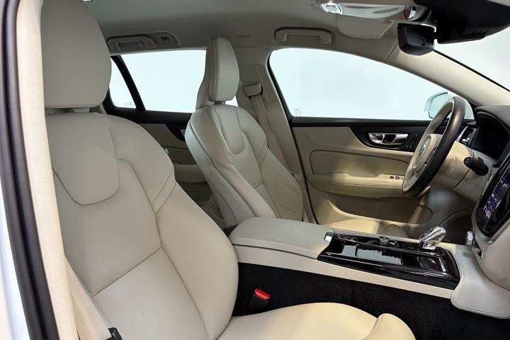 Hvid Volvo V60 fra 2022