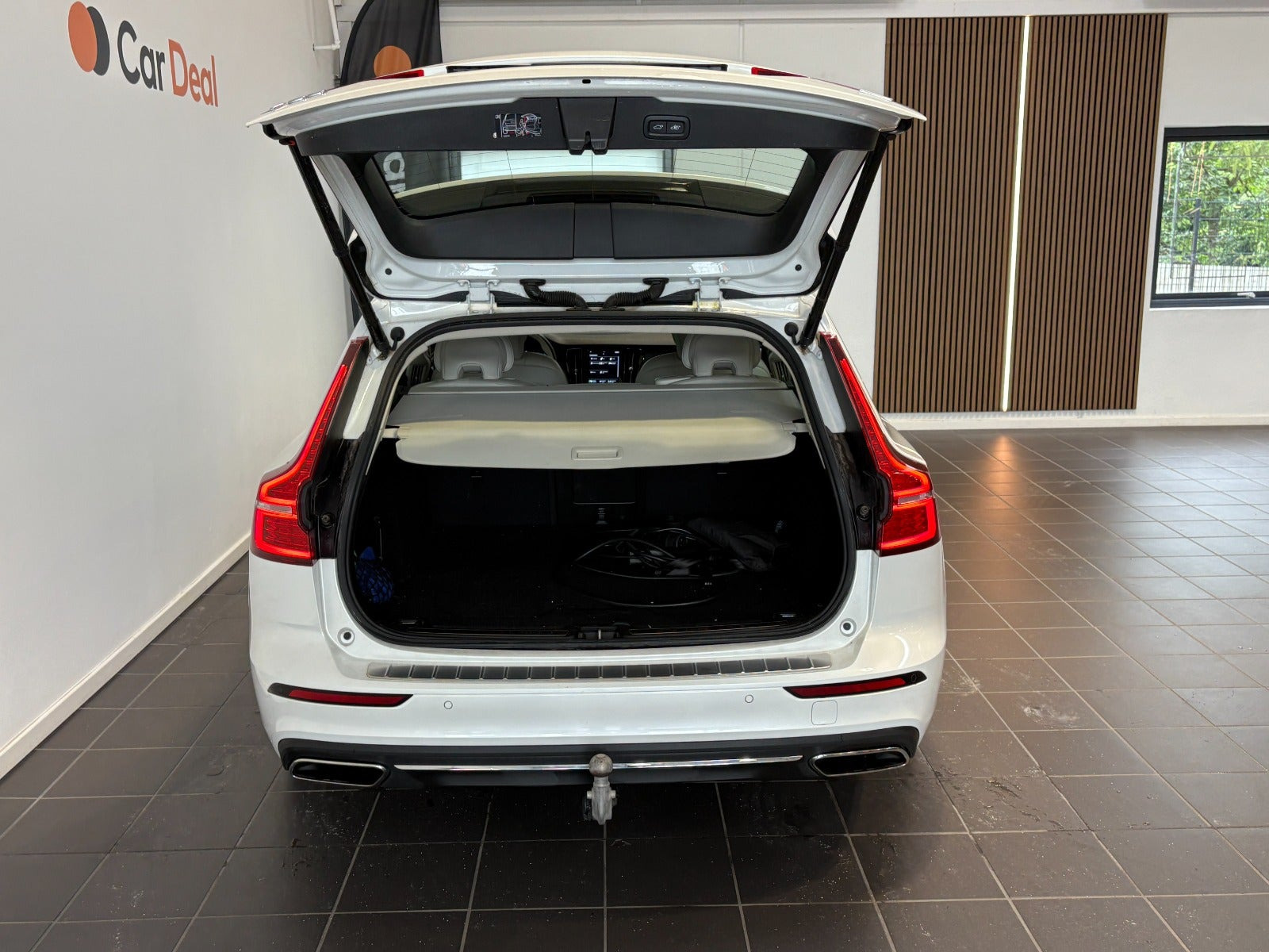 Hvid Volvo V60 fra 2022