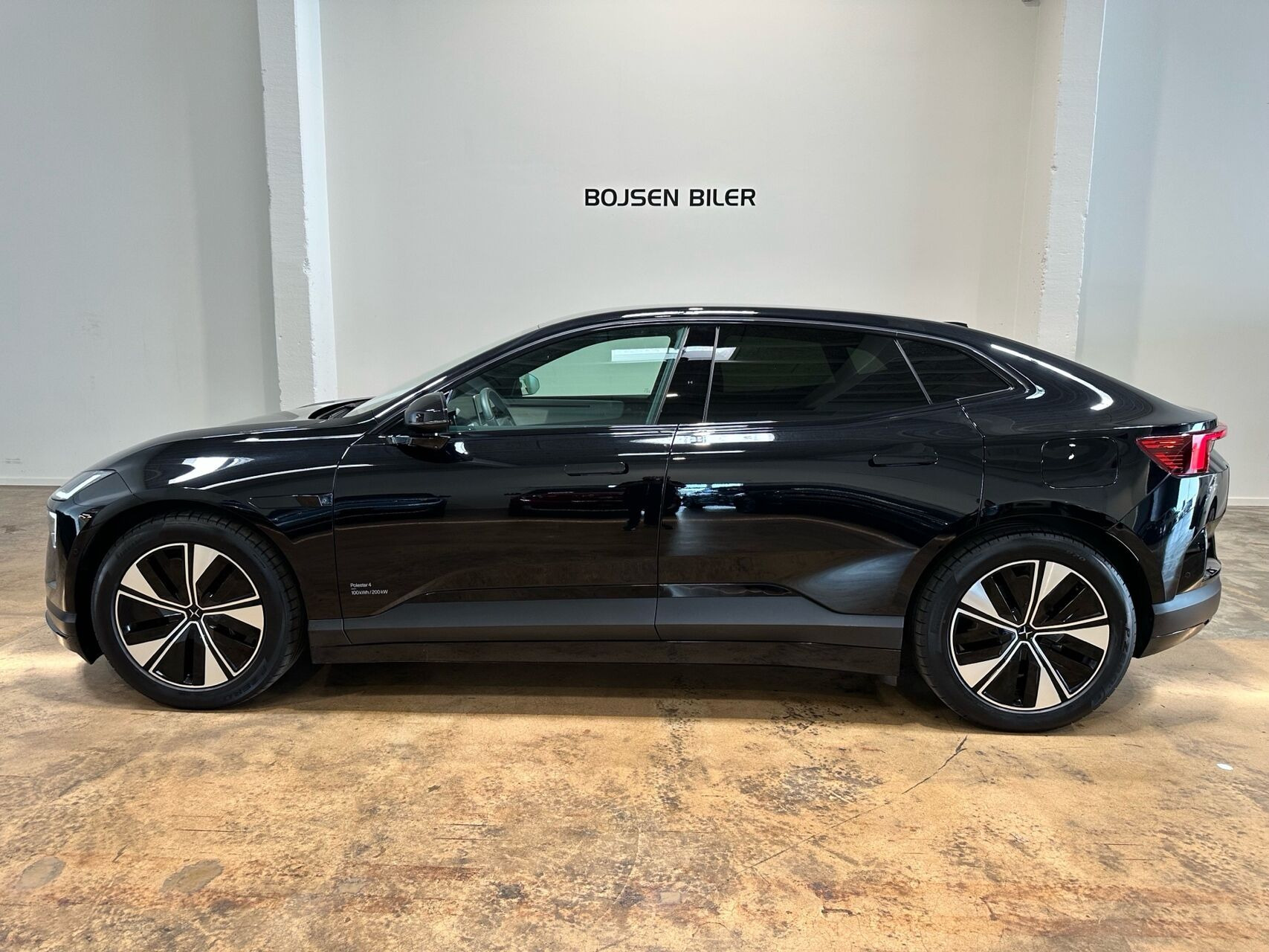 Sort Polestar 4 fra 2025
