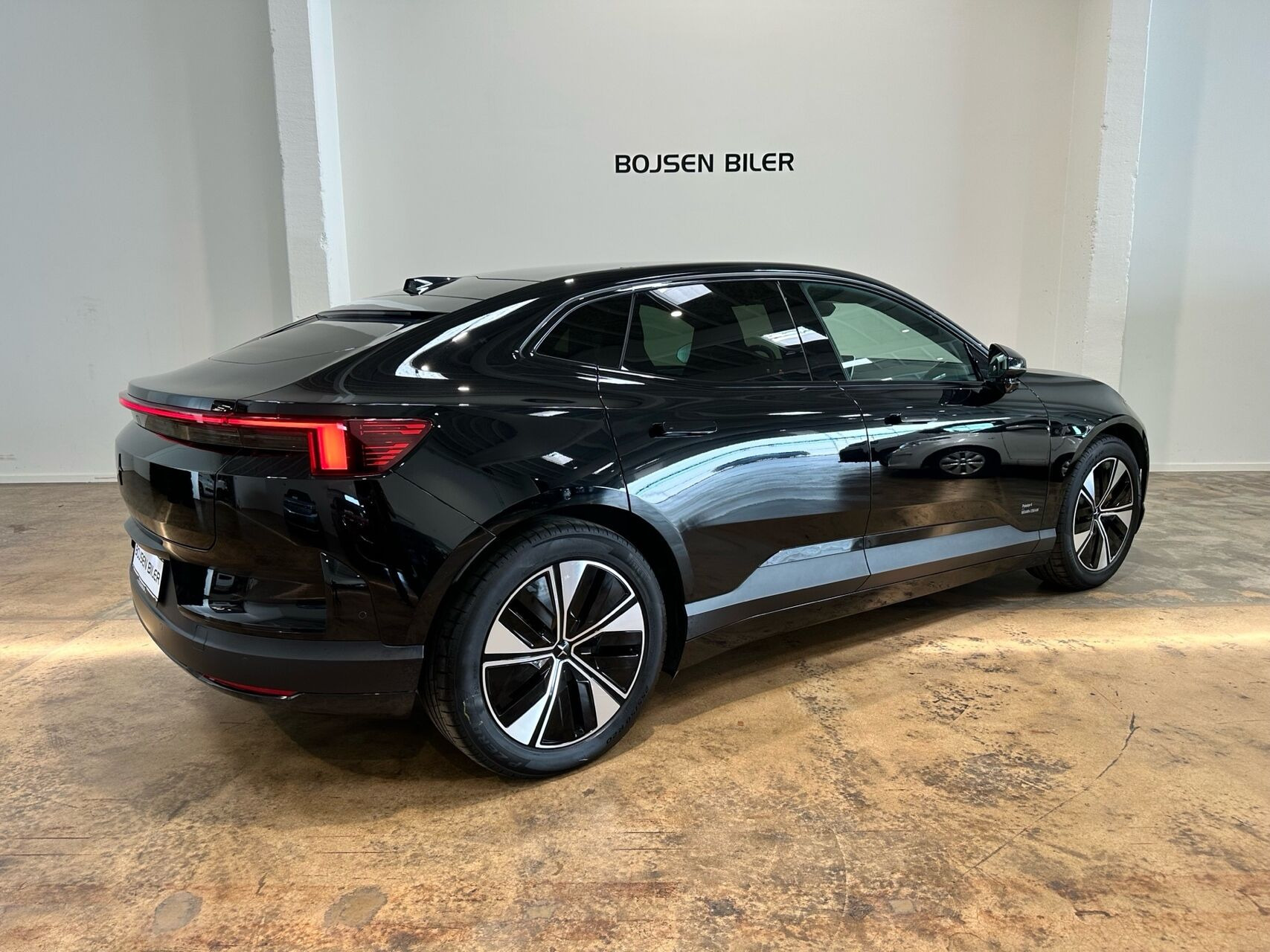 Sort Polestar 4 fra 2025