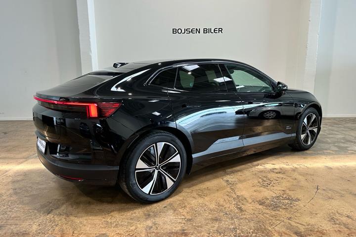Sort Polestar 4 fra 2025