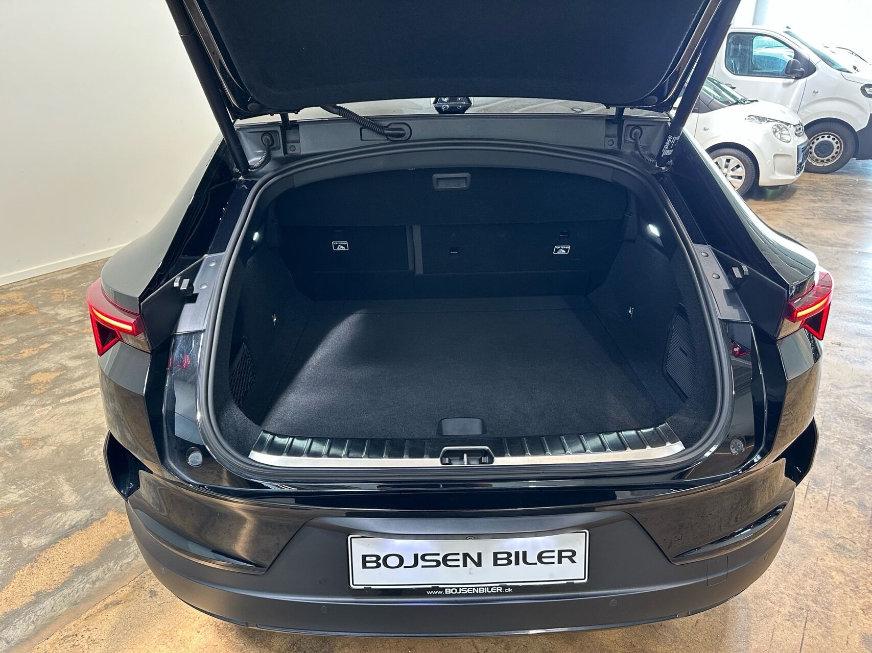 Sort Polestar 4 fra 2025