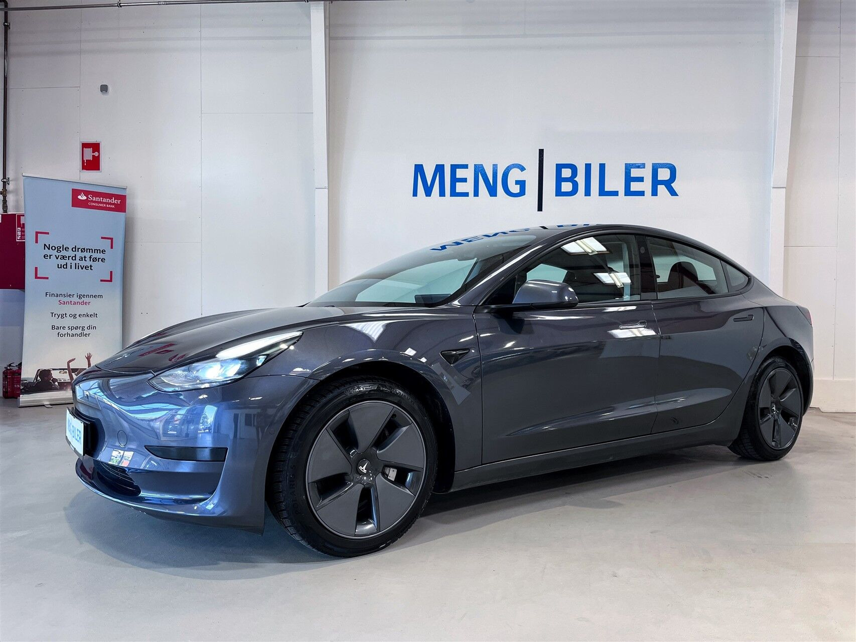 Grå Tesla Model 3 fra 2021