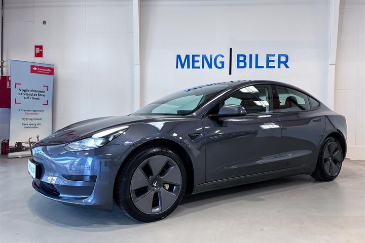 Grå Tesla Model 3 fra 2021