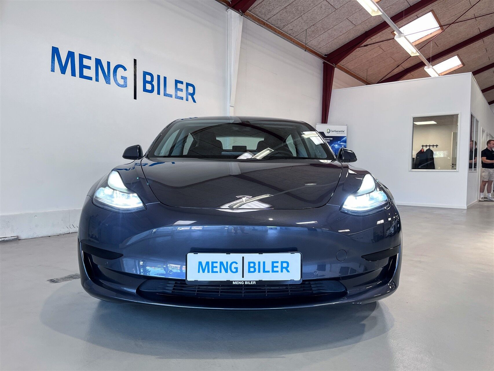 Grå Tesla Model 3 fra 2021