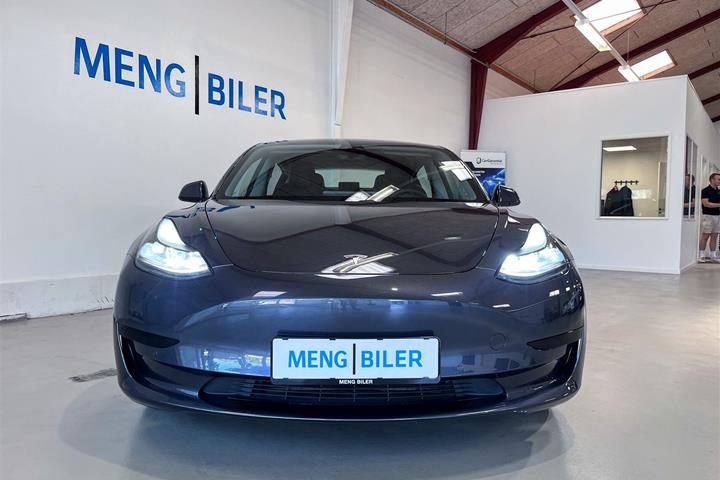 Grå Tesla Model 3 fra 2021