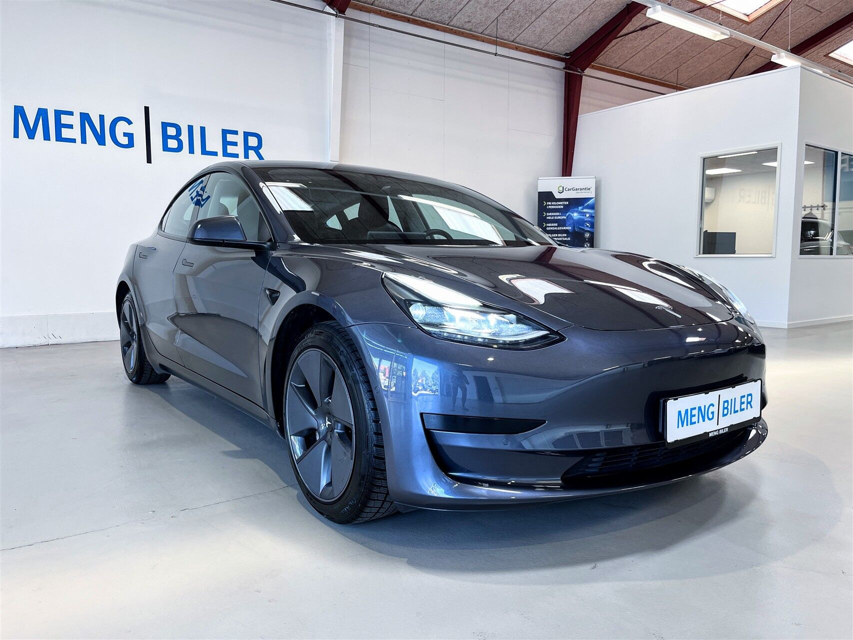 Grå Tesla Model 3 fra 2021