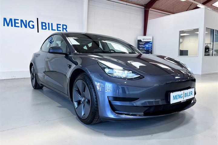 Grå Tesla Model 3 fra 2021