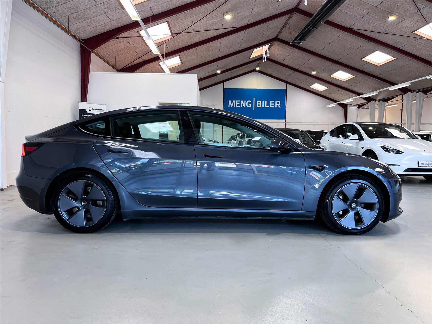 Grå Tesla Model 3 fra 2021