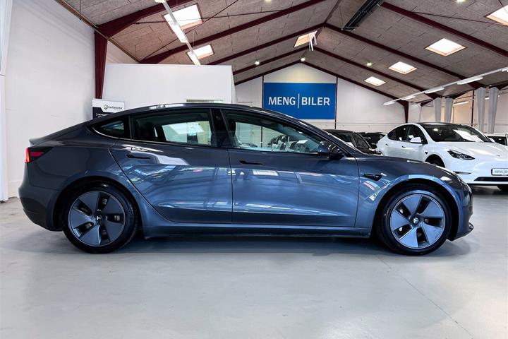Grå Tesla Model 3 fra 2021