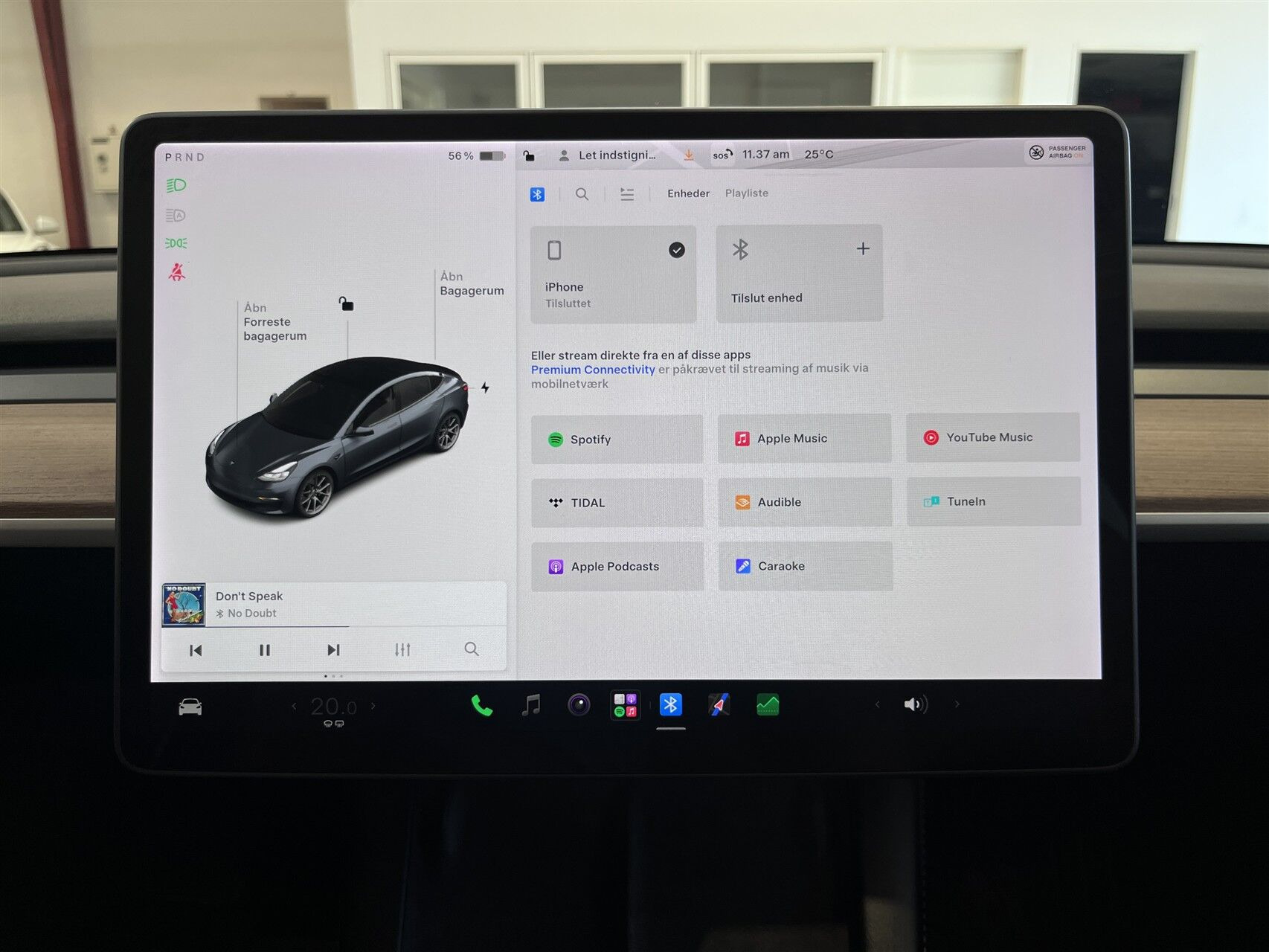Grå Tesla Model 3 fra 2021