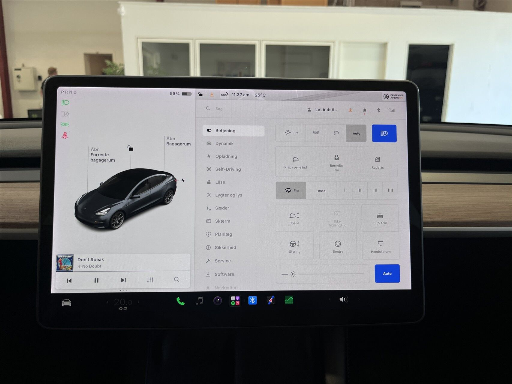 Grå Tesla Model 3 fra 2021