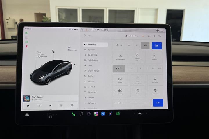 Grå Tesla Model 3 fra 2021