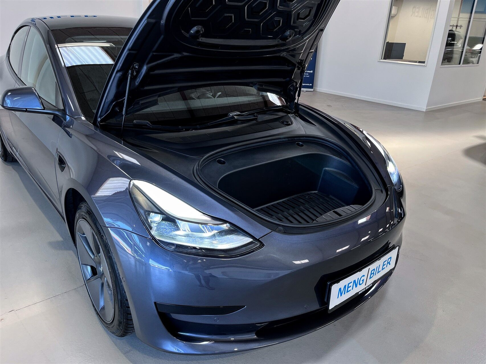 Grå Tesla Model 3 fra 2021