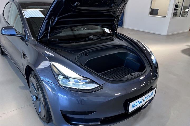 Grå Tesla Model 3 fra 2021