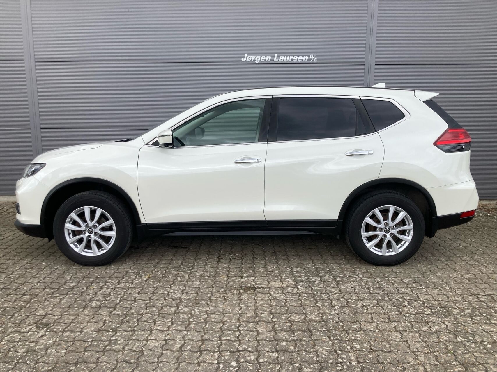 Hvid Nissan X-Trail fra 2020