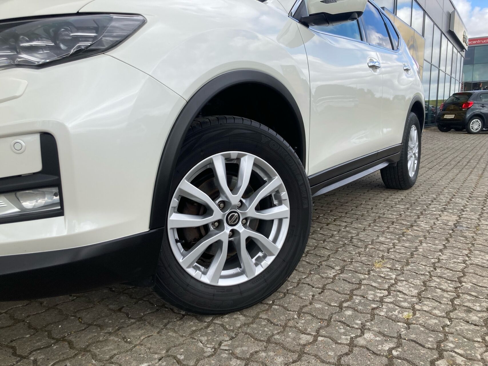 Hvid Nissan X-Trail fra 2020