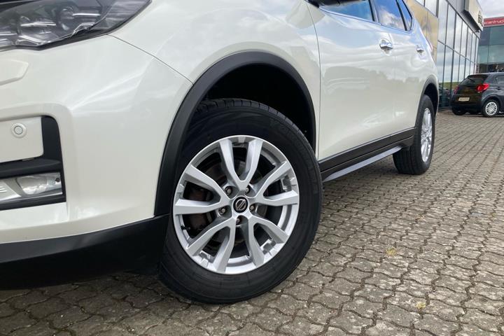 Hvid Nissan X-Trail fra 2020