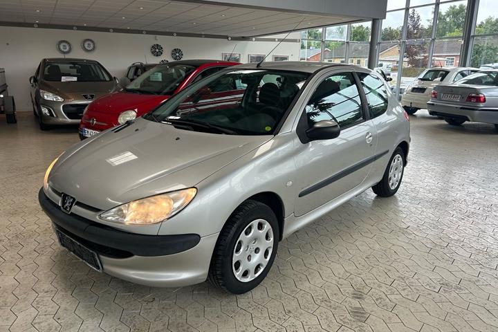 Sølv Peugeot 206 fra 2004