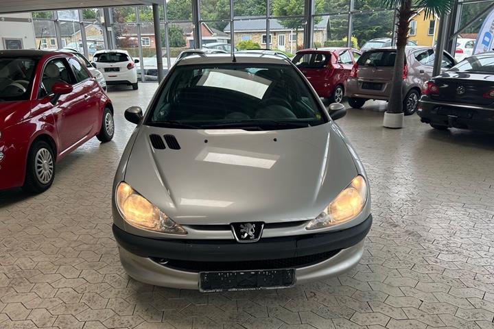 Sølv Peugeot 206 fra 2004