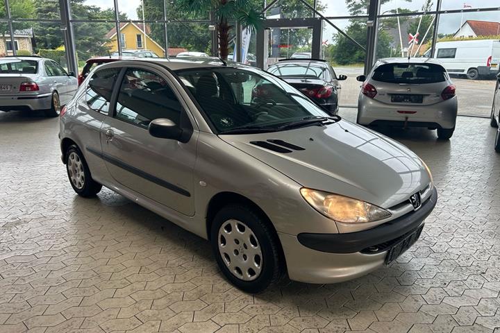 Sølv Peugeot 206 fra 2004