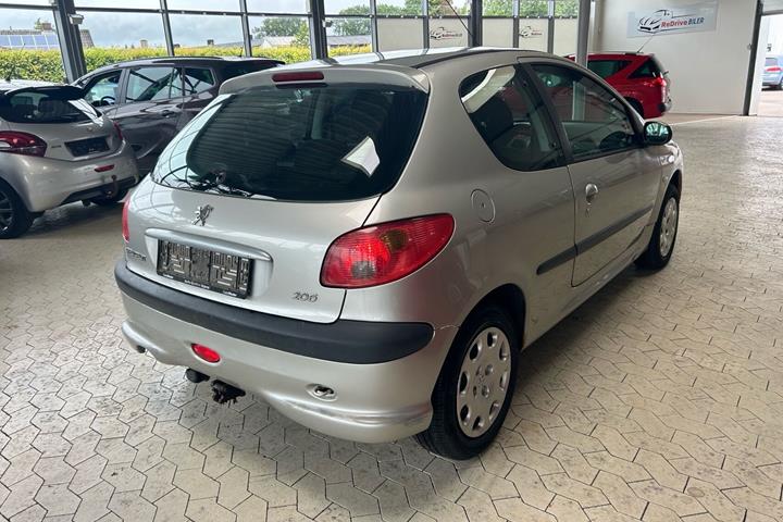 Sølv Peugeot 206 fra 2004