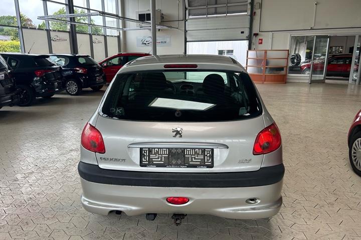 Sølv Peugeot 206 fra 2004