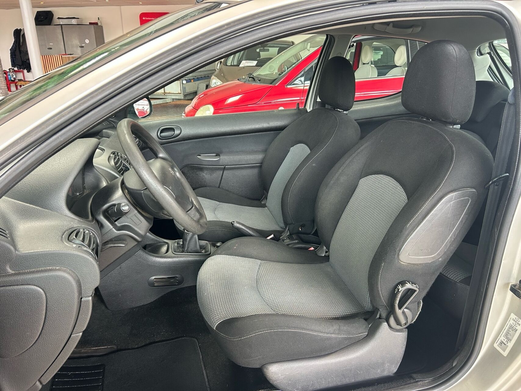 Sølv Peugeot 206 fra 2004