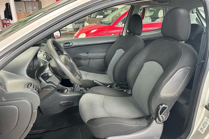 Sølv Peugeot 206 fra 2004