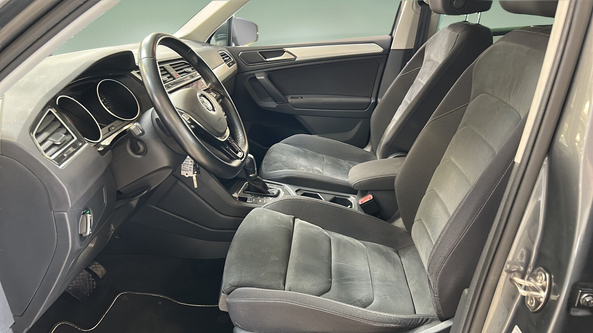 Grå VW Tiguan fra 2018