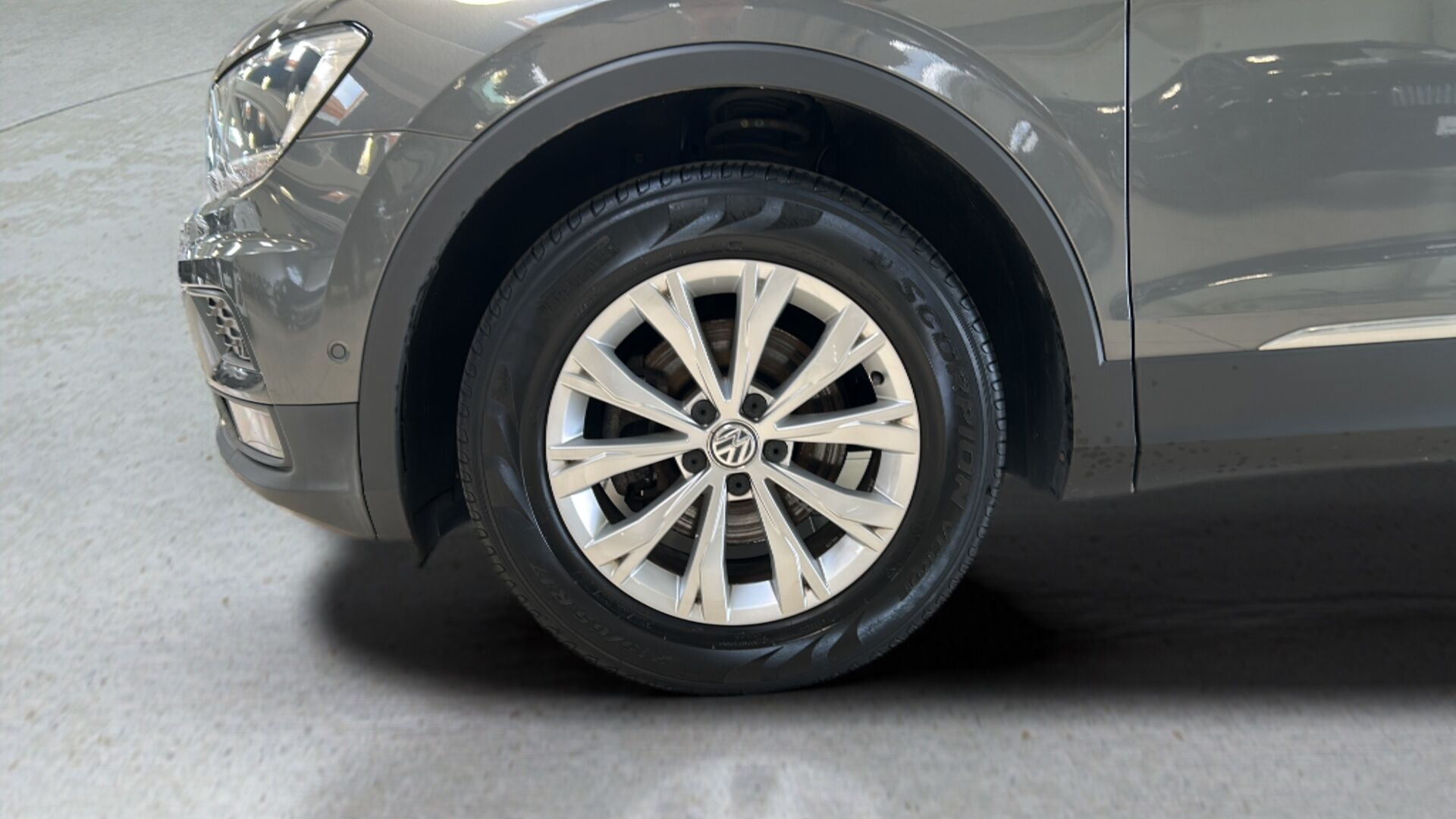 Grå VW Tiguan fra 2018