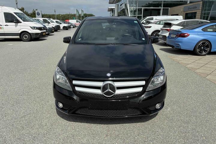 Sort Mercedes B180 fra 2013