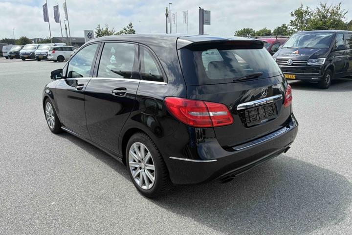 Sort Mercedes B180 fra 2013