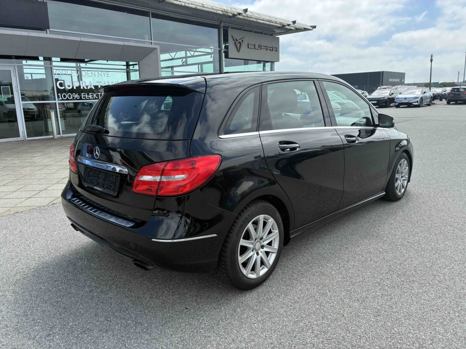 Sort Mercedes B180 fra 2013