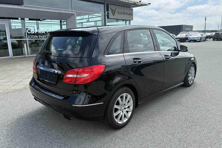 Sort Mercedes B180 fra 2013