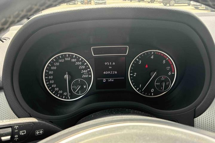 Sort Mercedes B180 fra 2013