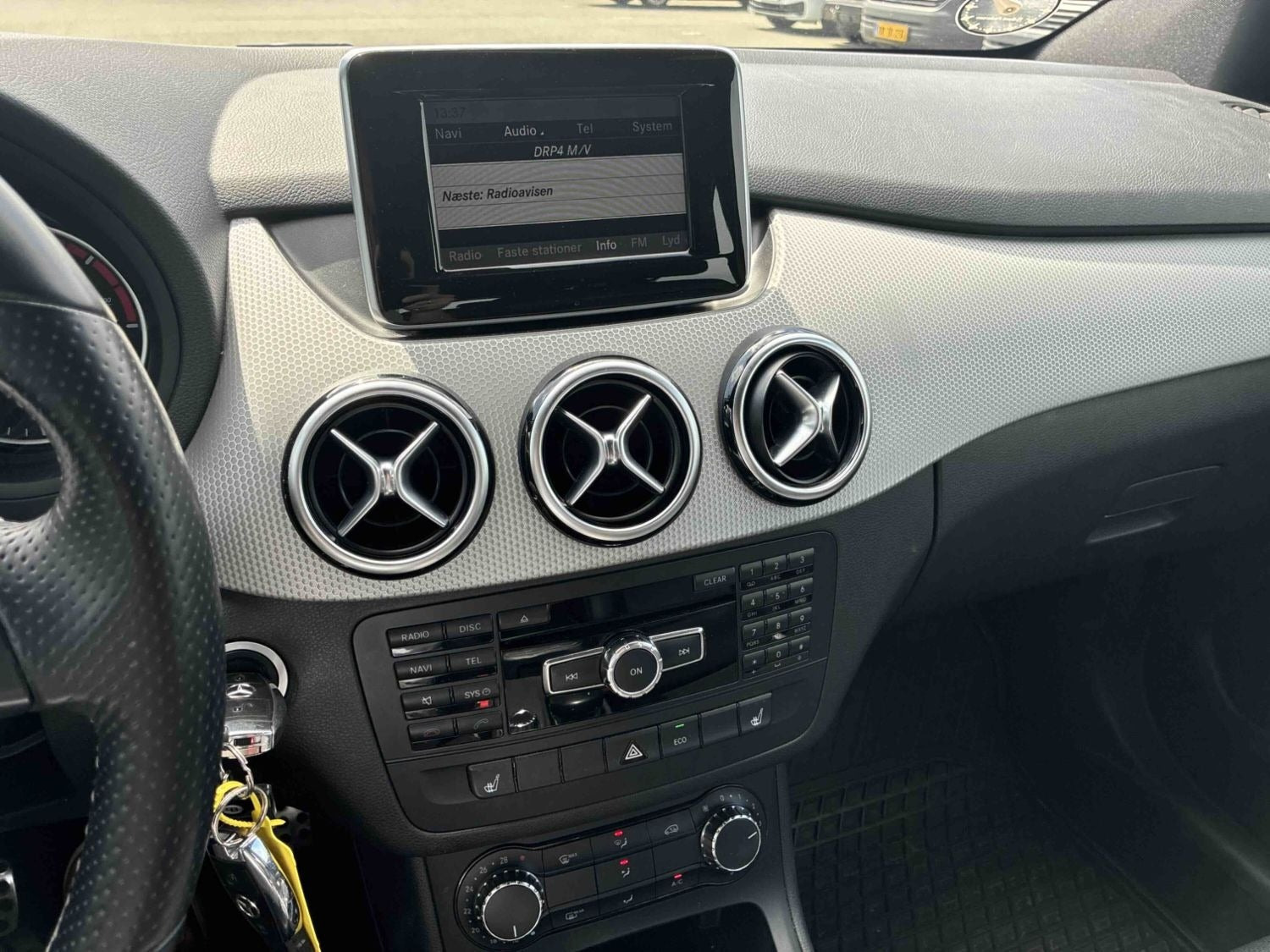Sort Mercedes B180 fra 2013