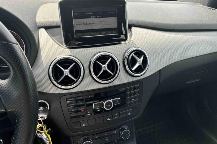 Sort Mercedes B180 fra 2013