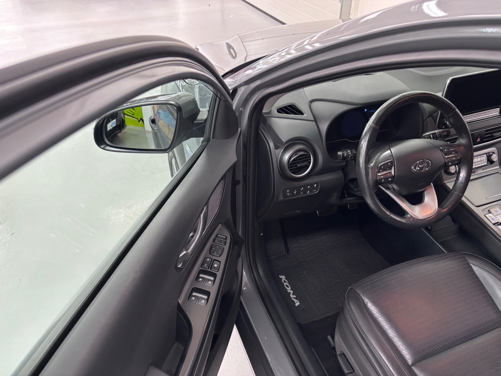 Grå Hyundai Kona fra 2020