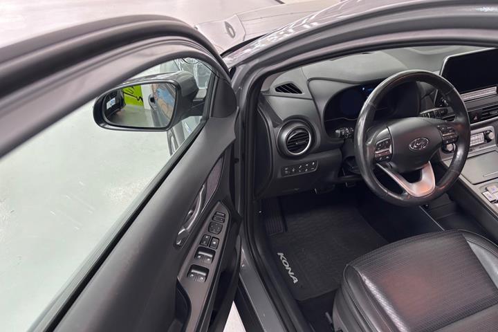 Grå Hyundai Kona fra 2020