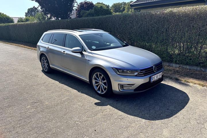 Grå VW Passat fra 2015