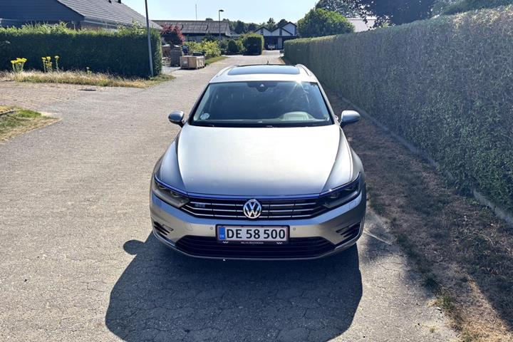 Grå VW Passat fra 2015