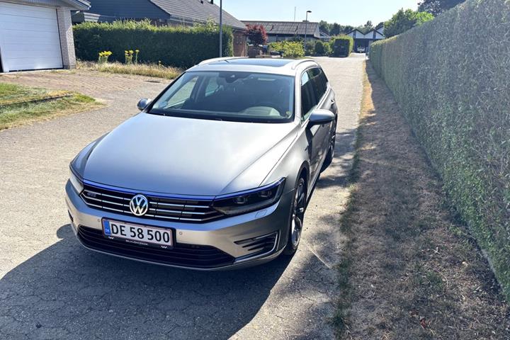 Grå VW Passat fra 2015